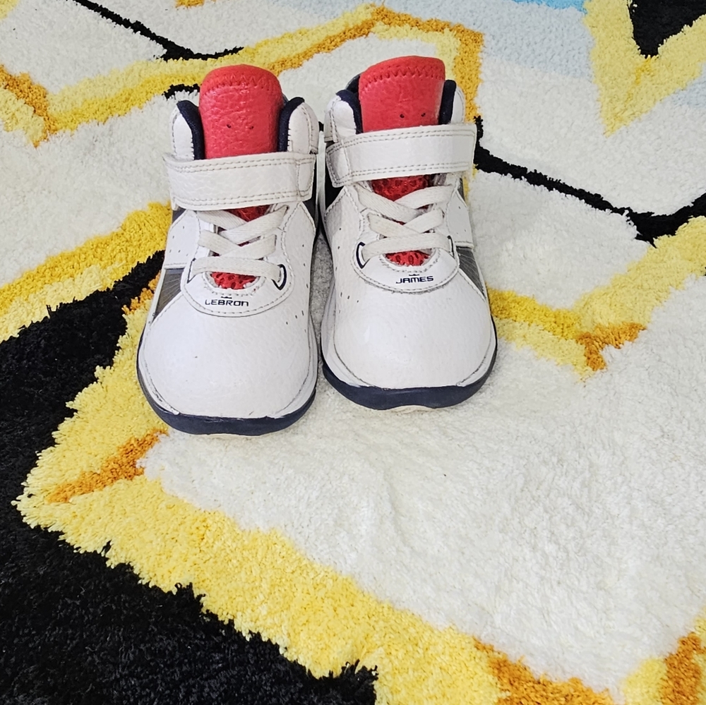 2010 Nike Air LeBron VIII White/Red/Blue size 6c